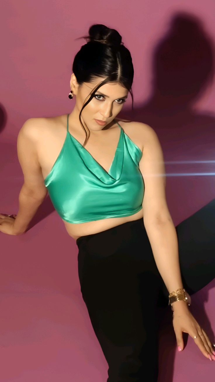 hot look of mannara chopra