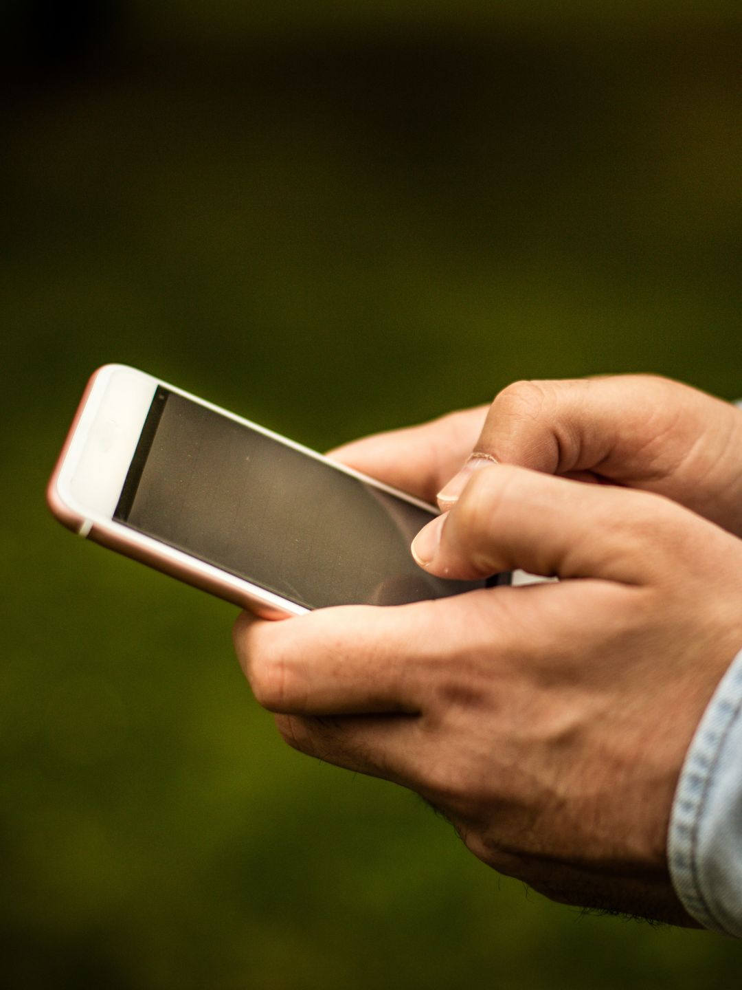 10 simple ways to keep your phone cool and safe in the summer
