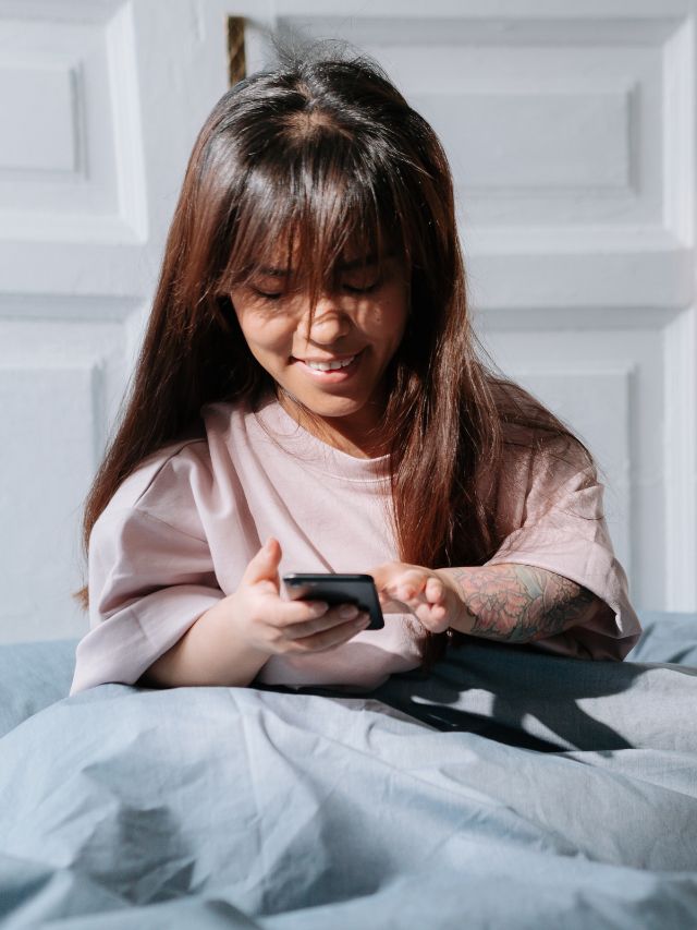 7 Reasons to avoid checking your phone first thing in the morning